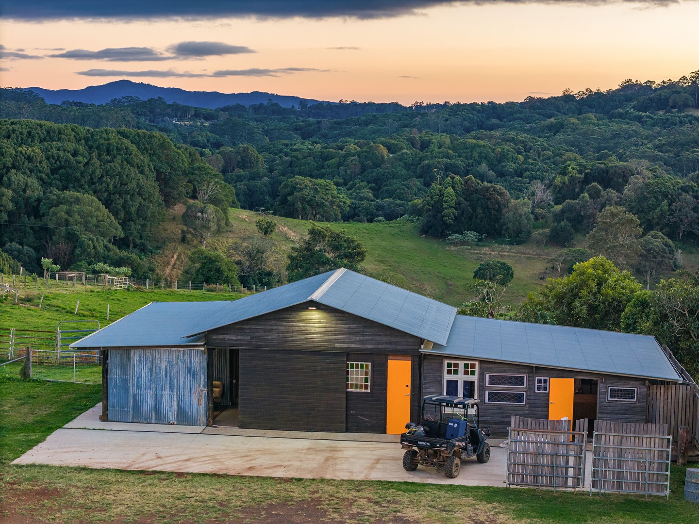 Ready to switch off...? This time of year is a lot! Take some time out at Middle Shed.
We’ve even put together your pack list - so all you need to do is book and show up - no thinking required.
Head to the link in our bio to get packing now 🧳🌴
#airbnb #byronhinterland #farmsofinstagram #farmsofig #australianfarms #cromwellfarms #farmstays #cromwellfarmstaysandgetaways #byronbayhinterland #byronbayaccommodation #northernrivers #boutiquestays #byronbaylife #farmstaysaustralia #goonengerry #farmstaysnsw #travel #vacation #booknow #holiday #nature #relax #petfriendly #holidayrental #middleshed #byronbay #petfriendlyaccommodation #visitNSW #feelNSW