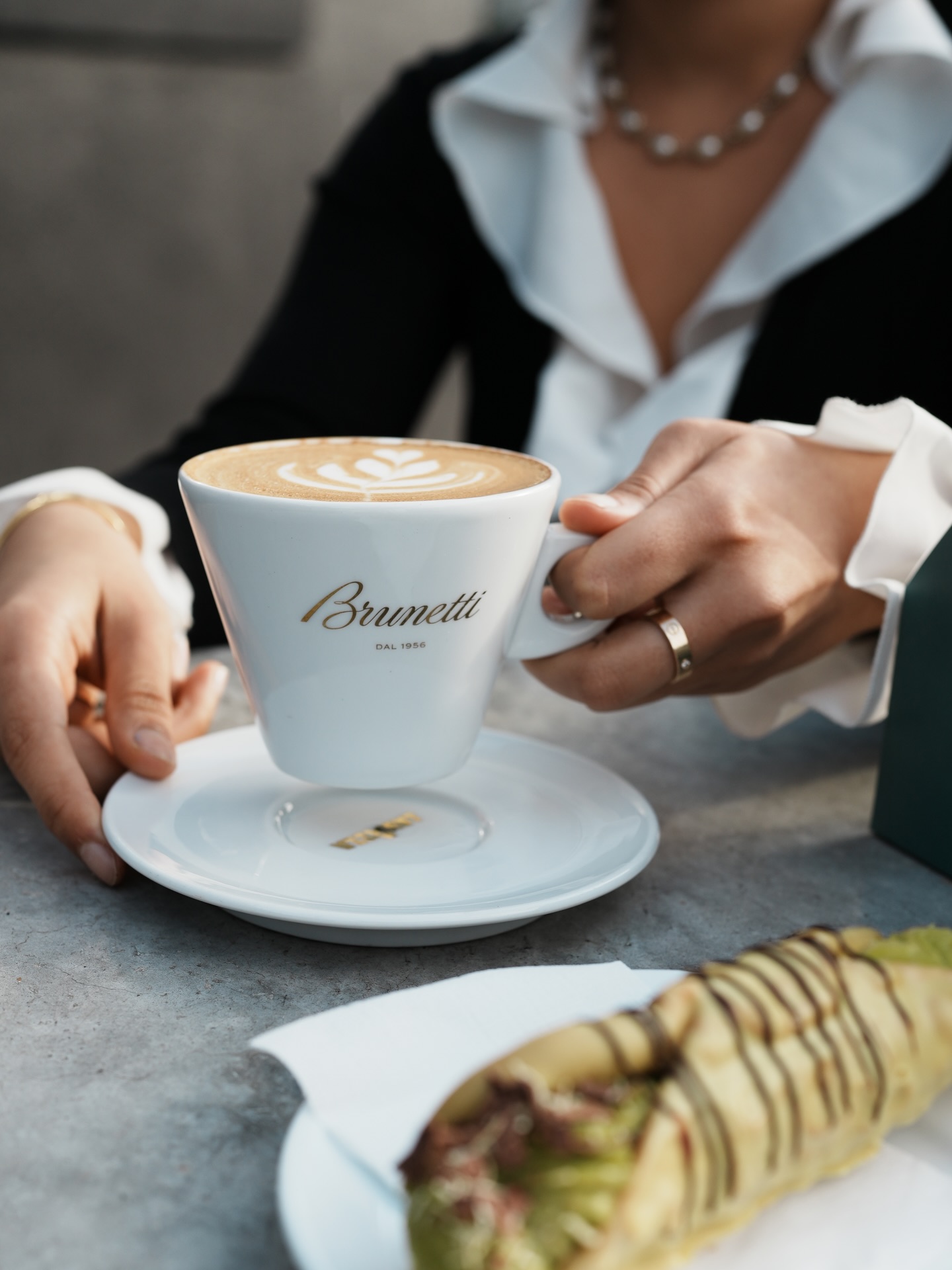 Coffee and cake.
Everything you need.#cannoli #oromoments #brunettioro #featured