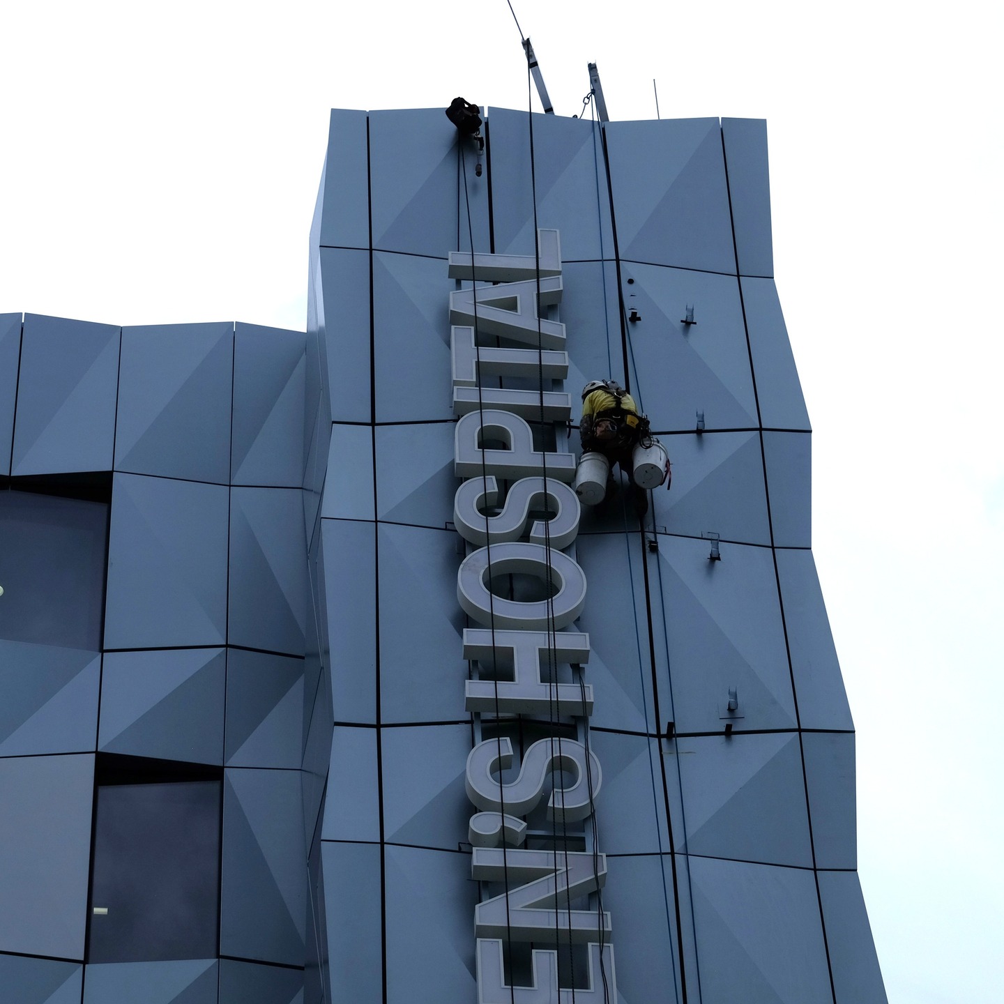 Our recent signage installations at the newly completed Children's Hospital at Westmead.
We installed new spigots to catch the sky sign as the original spigots were defective and insufficient to support the loads.
All lifting, access and electrical works completed by our own technicians.