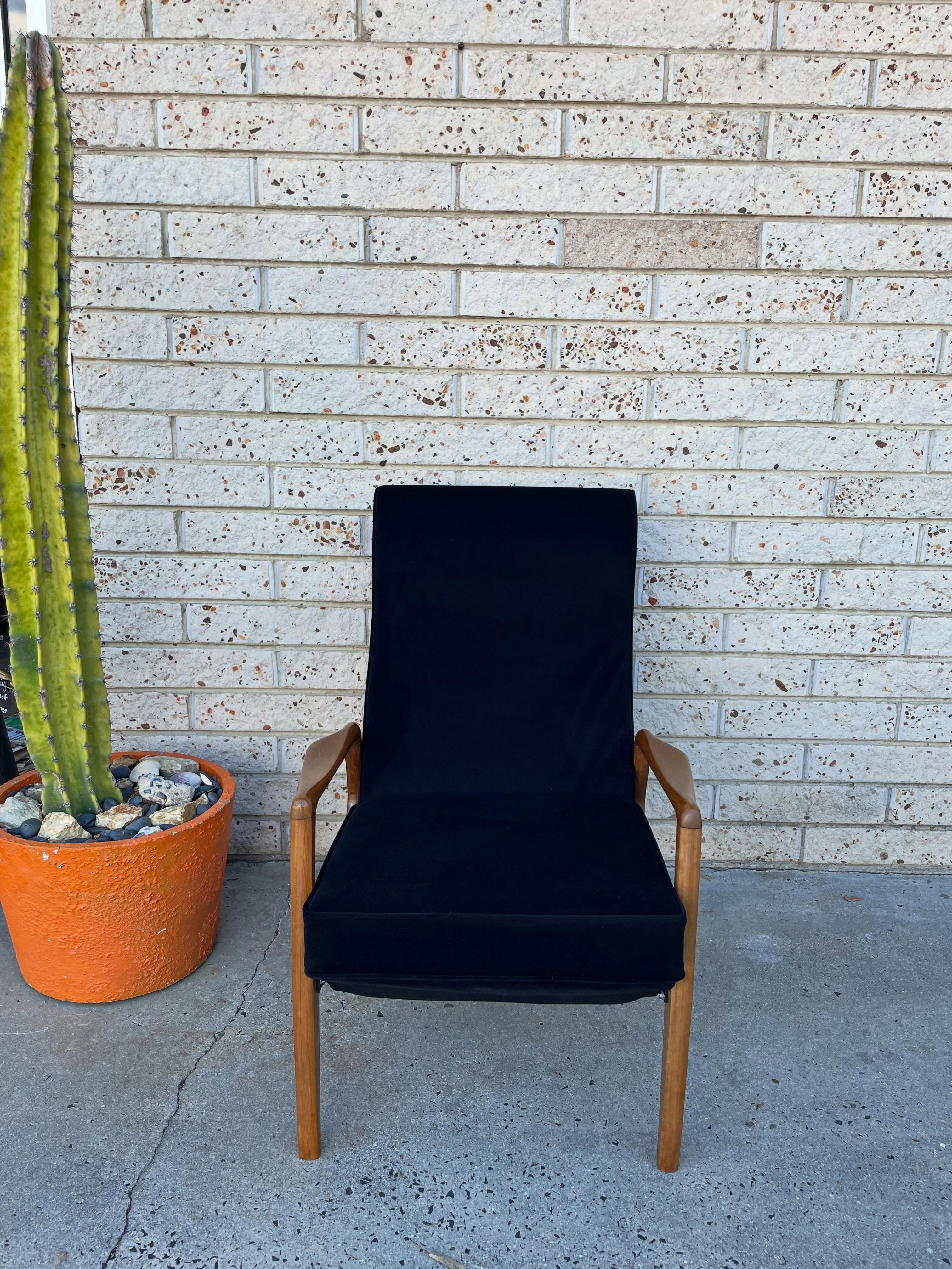 Black velvet 🖤
Presenting a fantastic example of Australian Mid Century Modern 🖤 in this classic TV chair
Completely rebuilt, restored, refurbished and given a new life: resould 🌵🖤🌵
…
restoration skills by @mrmickeyrat
Upholstery skills @cupitts_upholstery
Scatter cushions sewing skills by @barbarajune2018
#resould #brunswickheads #vintagearmchair #midcenturymodernliving